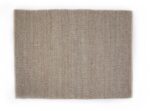 De Bressano Beige 142 is een vierkante, lichtbruin geweven placemat met subtiele verticale lijnen en netjes afgewerkte randen, afgebeeld op een witte achtergrond. Afmeting: 170x230.