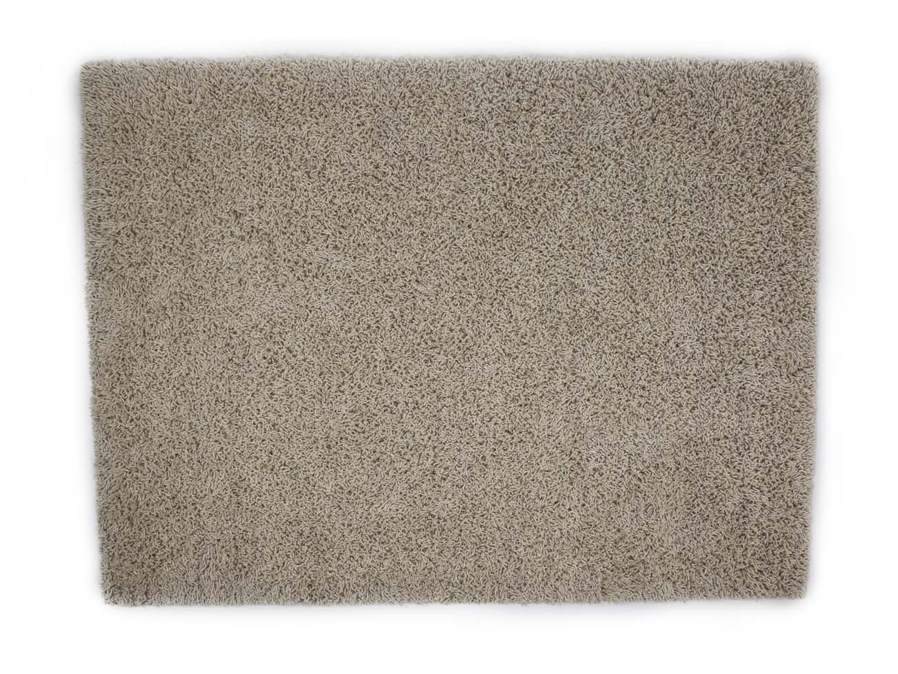 De Berbero Lungo Cloud White 815 200x300 is een rechthoekig beige shaggy vloerkleed met een zachte, pluche textuur tegen een witte achtergrond.