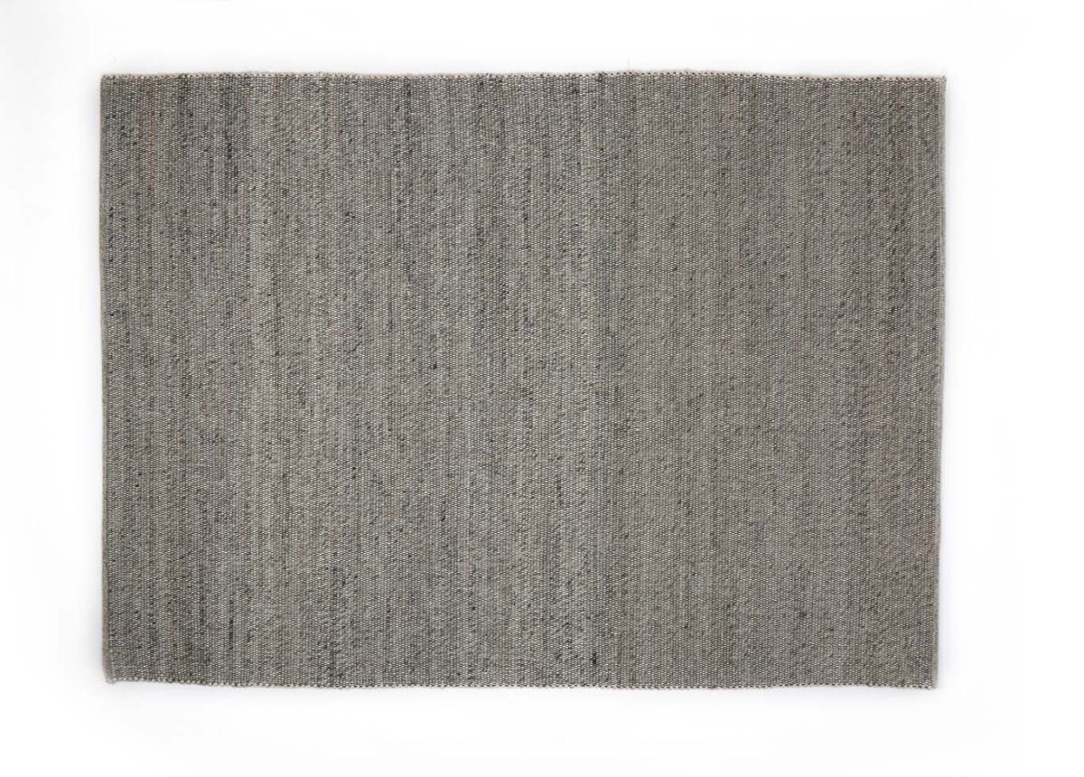 Het Bressano Grey 834 200x300 is een rechthoekig, platgeweven vloerkleed in grijs met een subtiel structuurpatroon op een witte ondergrond.