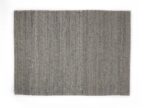 Het Bressano Grey 834 200x300 is een rechthoekig, platgeweven vloerkleed in grijs met een subtiel structuurpatroon op een witte ondergrond.