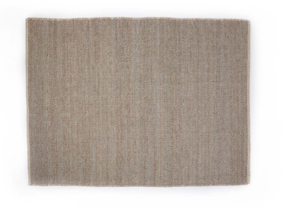 Het Bressano Beige 142 200x300 is een vierkant, lichtbruin geweven tapijt met subtiele textuur en afgewerkte randen, plat neergelegd op een witte ondergrond.