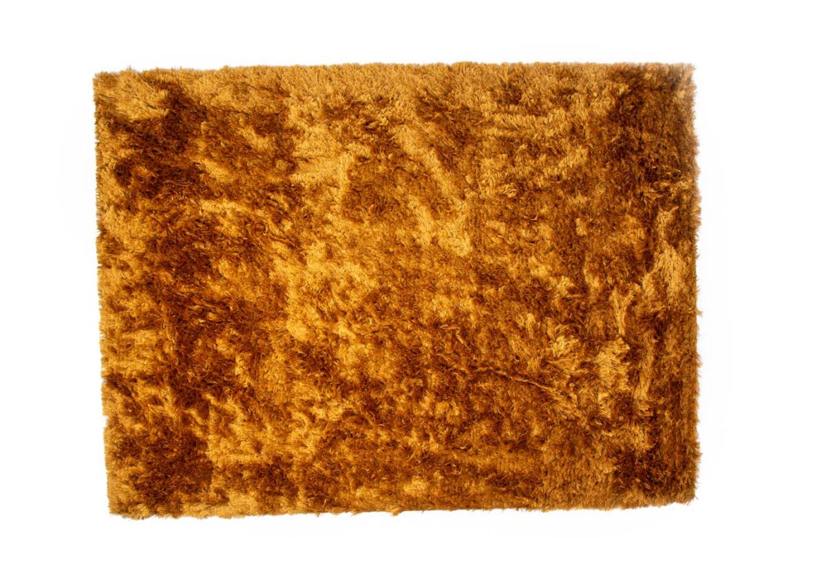 De Arezzo ST Gold 048 170x230 is een rechthoekig, goudbruin shaggy vloerkleed met een zachte, donzige textuur op een witte achtergrond.