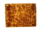 De Arezzo ST Gold 048 170x230 is een rechthoekig, goudbruin shaggy vloerkleed met een zachte, donzige textuur op een witte achtergrond.