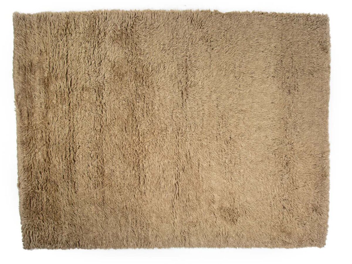 Merano Beige 002 200x300 is een rechthoekig, lichtbruin shaggy vloerkleed met een zachte, pluizige textuur, van bovenaf gezien op een witte achtergrond.