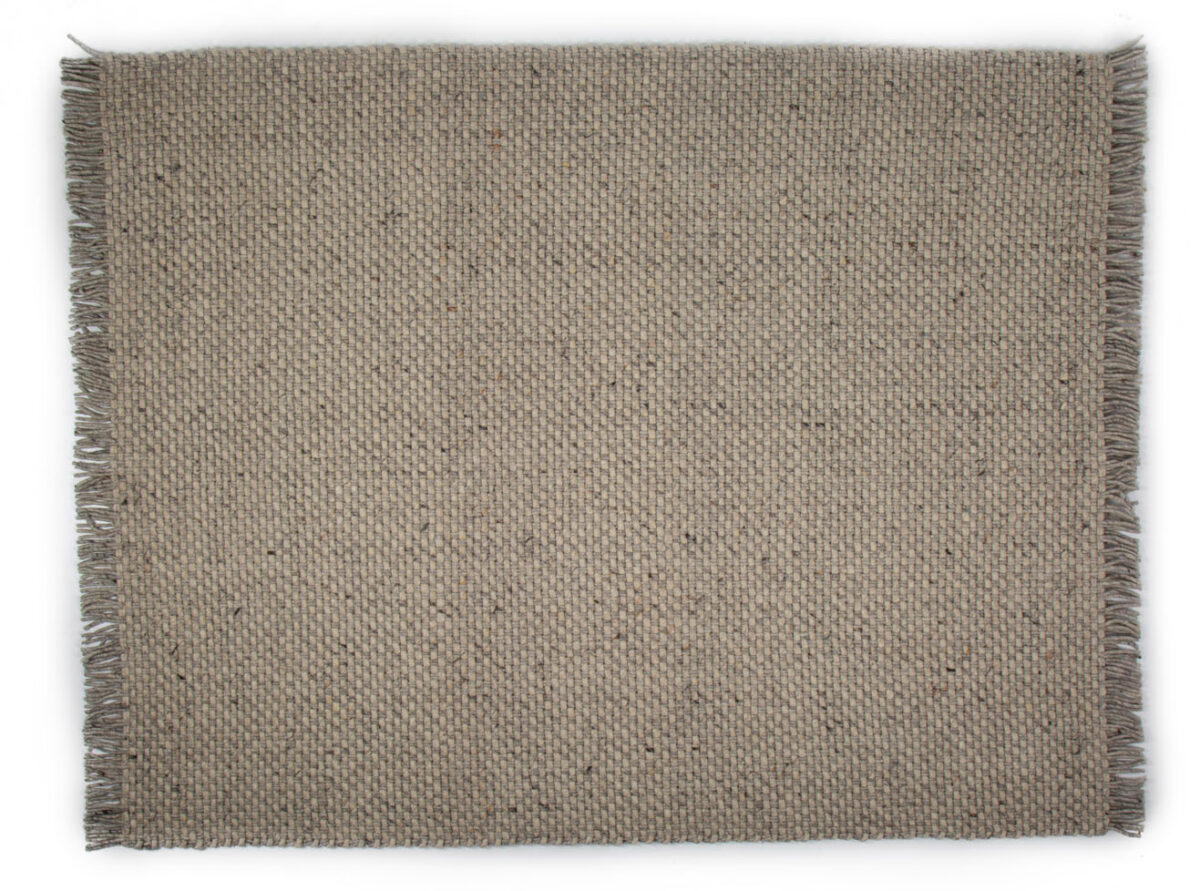 Het Burano Light Grey 616-618 200x300 is een rechthoekig, lichtgrijs geweven tapijt met een grove textuur en korte franjes aan de linker- en rechterkant, tegen een witte achtergrond.