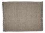 Het Burano Light Grey 616-618 200x300 is een rechthoekig, lichtgrijs geweven tapijt met een grove textuur en korte franjes aan de linker- en rechterkant, tegen een witte achtergrond.