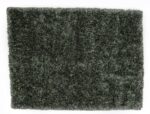 Het New Paulo Dark Green 442 vloerkleed (170x230) is rechthoekig met een dikke, pluche shaggy textuur en gevarieerde groene tinten, afgebeeld op een witte achtergrond.