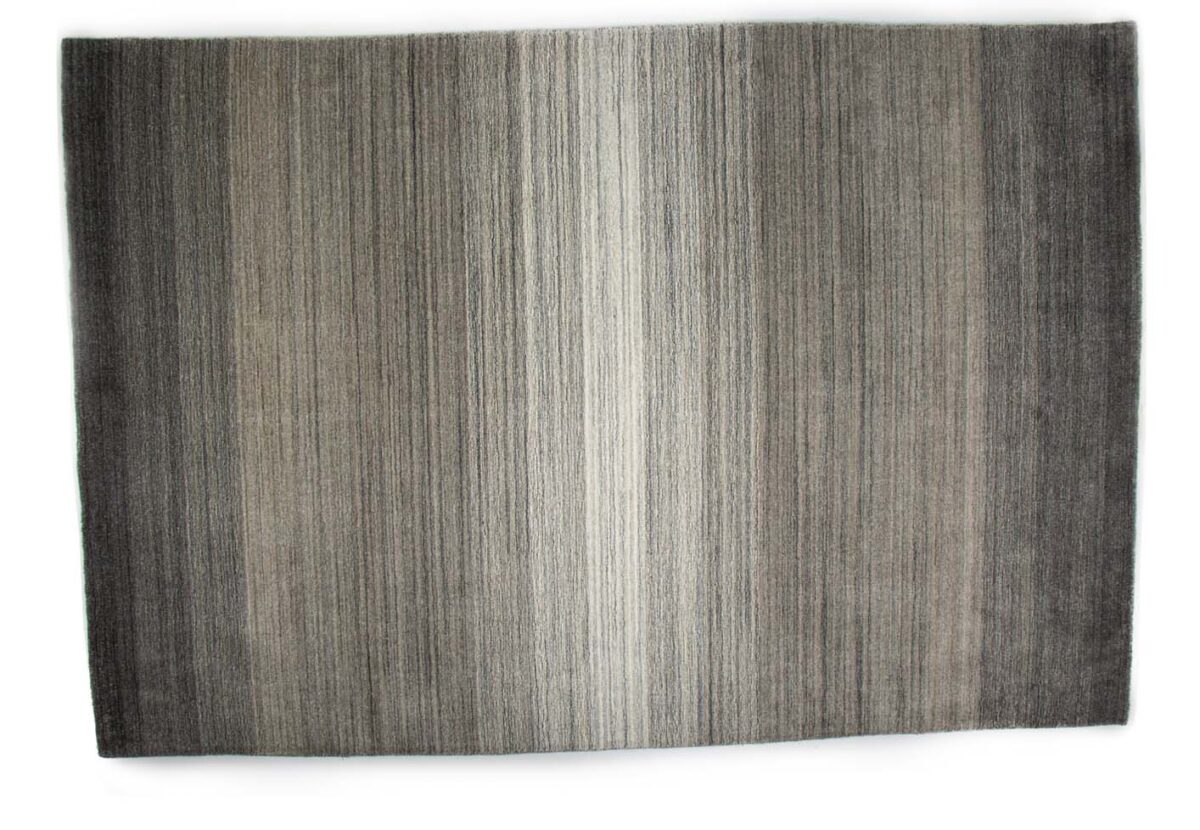 Het Portofino Grey 03 200x300 is een rechthoekig vloerkleed met een subtiel verloop van verticale lijnen, dat verloopt van donkergrijs aan de randen naar lichtgrijs in het midden.