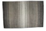 Het Portofino Grey 03 200x300 is een rechthoekig vloerkleed met een subtiel verloop van verticale lijnen, dat verloopt van donkergrijs aan de randen naar lichtgrijs in het midden.