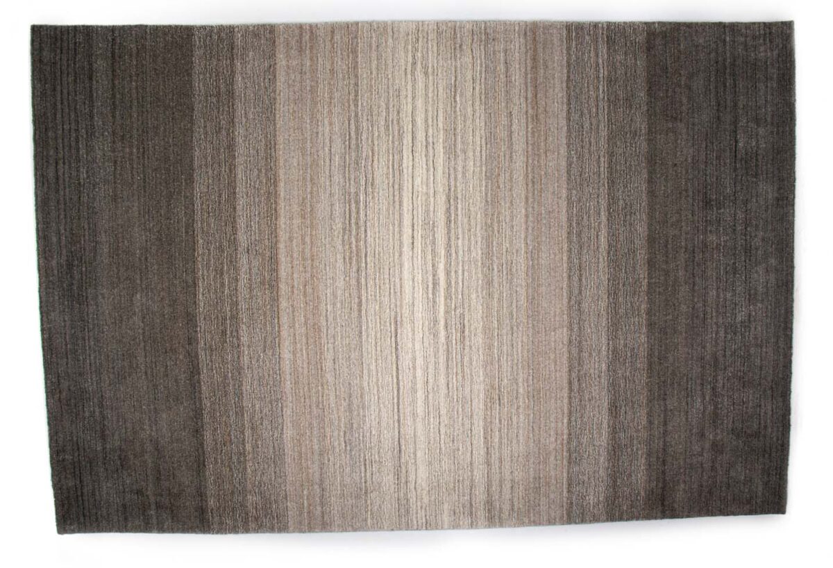 Het Portofino Beige 02 170x230 vloerkleed heeft een zacht, gestructureerd oppervlak met een gradiëntontwerp dat overgaat van donkerbruine randen naar een lichtbeige midden en subtiele verticale lijnen bevat.