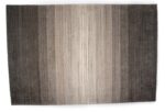 Het Portofino Beige 02 170x230 vloerkleed heeft een zacht, gestructureerd oppervlak met een gradiëntontwerp dat overgaat van donkerbruine randen naar een lichtbeige midden en subtiele verticale lijnen bevat.