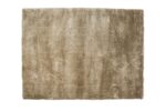 Viterbo ST Silver 119 is een vierkant shagtapijt in beige met een zachte, pluizige textuur op een witte ondergrond.