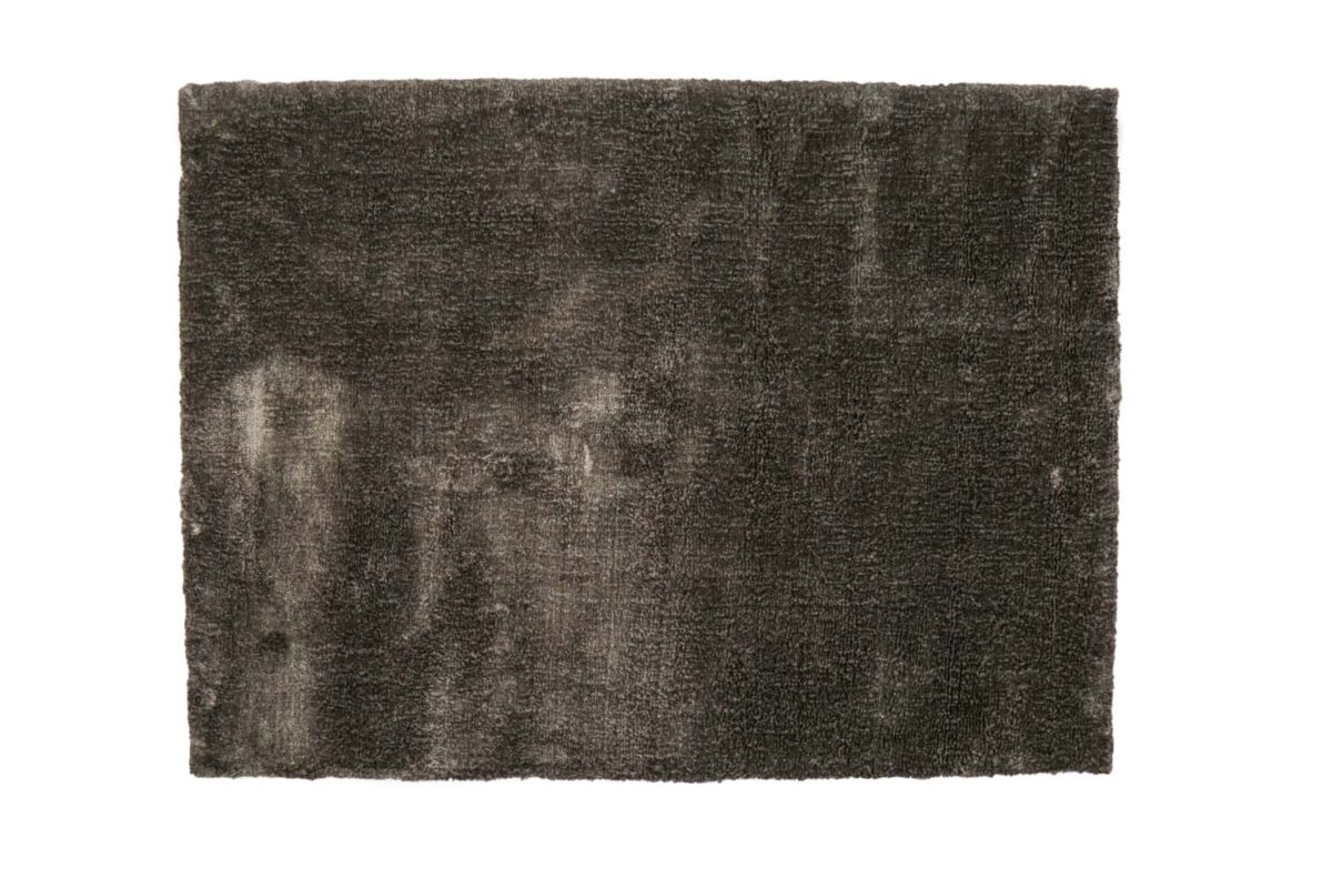 Het Viterbo ST Dark Grey 831 200x300 is een rechthoekig tapijt met een donkergrijze textuur en subtiele nuances, afgebeeld op een witte achtergrond.