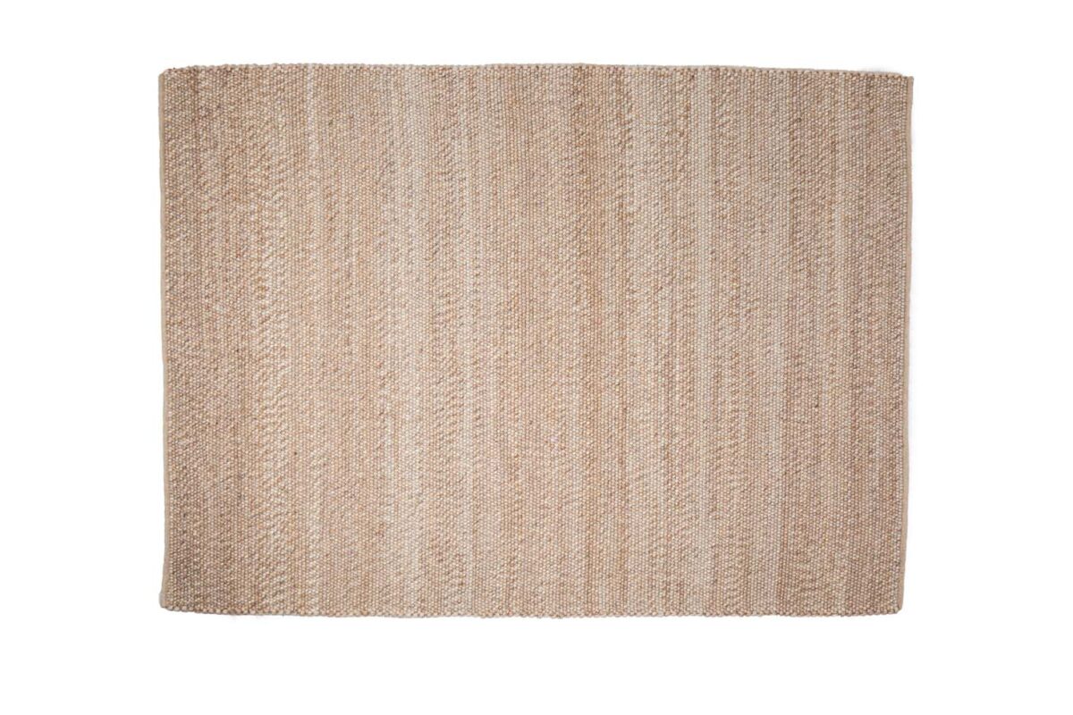 De Verona ST Beige 142 200x300 is een vierkant geweven tapijt met een subtiele natuurlijke textuur en een eenvoudig patroon in beige op een witte ondergrond.