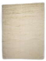 De Merano White 011 200x300 is een rechthoekig, off-white shaggy vloerkleed met een zachte, donzige textuur en een dikke, pluche pool met subtiele hoogteverschillen voor extra diepte.