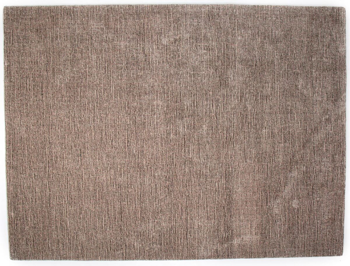 Rome Grey 03 170x230 is een rechthoekig vloerkleed in lichtbruin met een gestructureerd oppervlak en subtiele verticale lijnen voor een zachte, gedessineerde look.