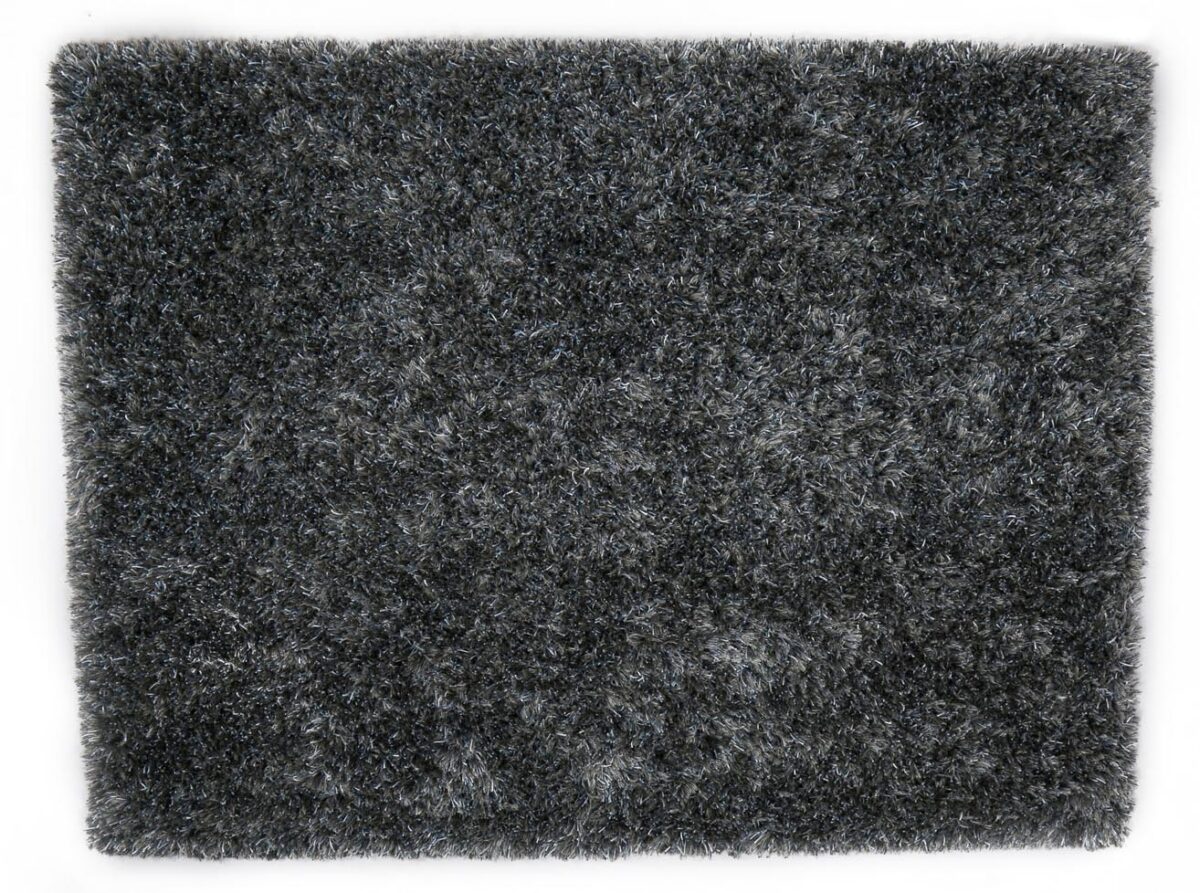De New Paulo Grey Blue 211 (170x230) is een vierkant, donkergrijs shagtapijt met een dikke, zachte pool met textuur tegen een witte achtergrond.