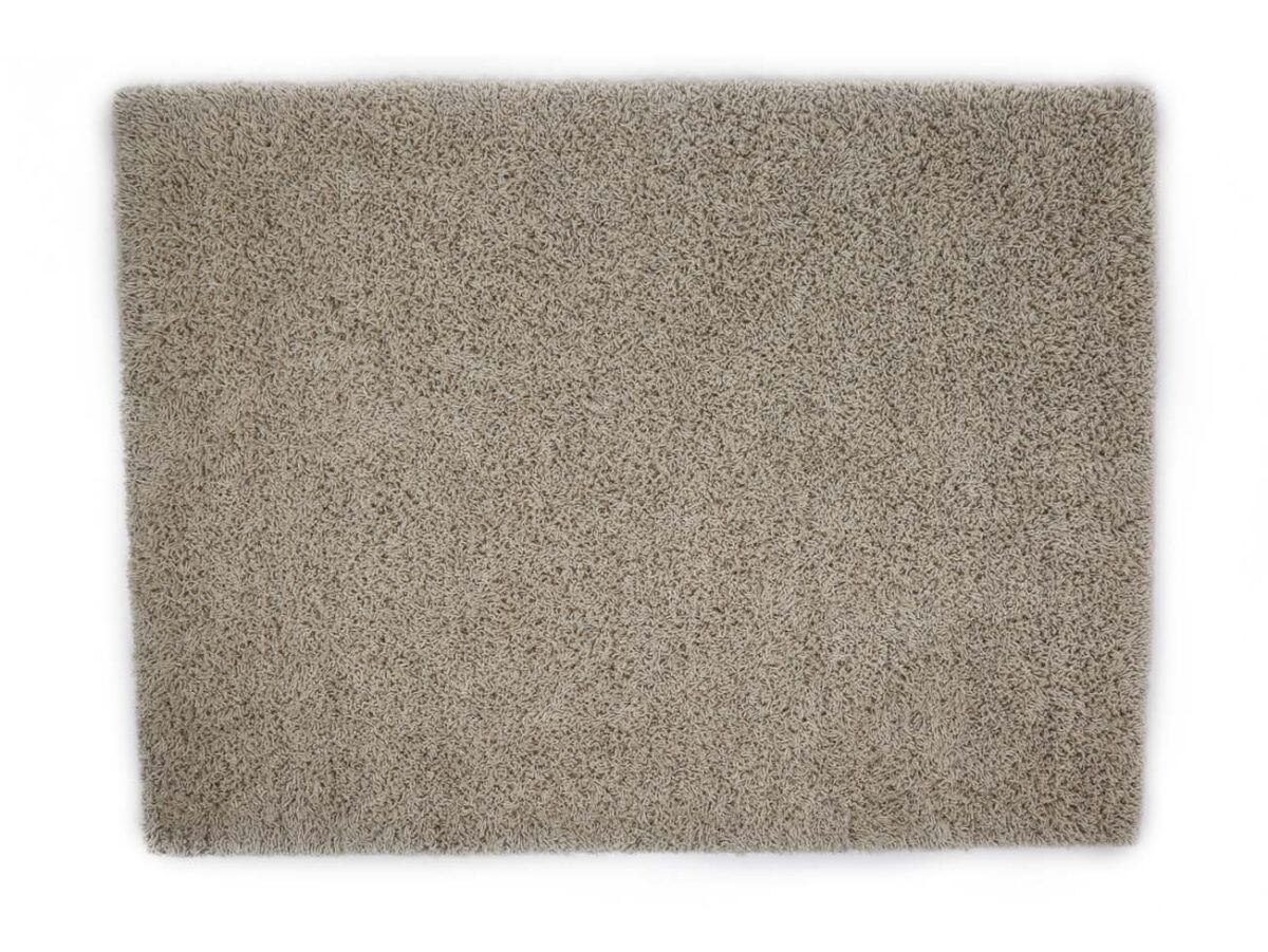 Het Berbero Lungo Cloud White 815 shaggy vloerkleed, afmeting 170x230, heeft een dik, gestructureerd rechthoekig beige oppervlak en is van bovenaf gefotografeerd op een witte achtergrond.