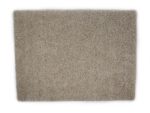 Het Berbero Lungo Cloud White 815 shaggy vloerkleed, afmeting 170x230, heeft een dik, gestructureerd rechthoekig beige oppervlak en is van bovenaf gefotografeerd op een witte achtergrond.