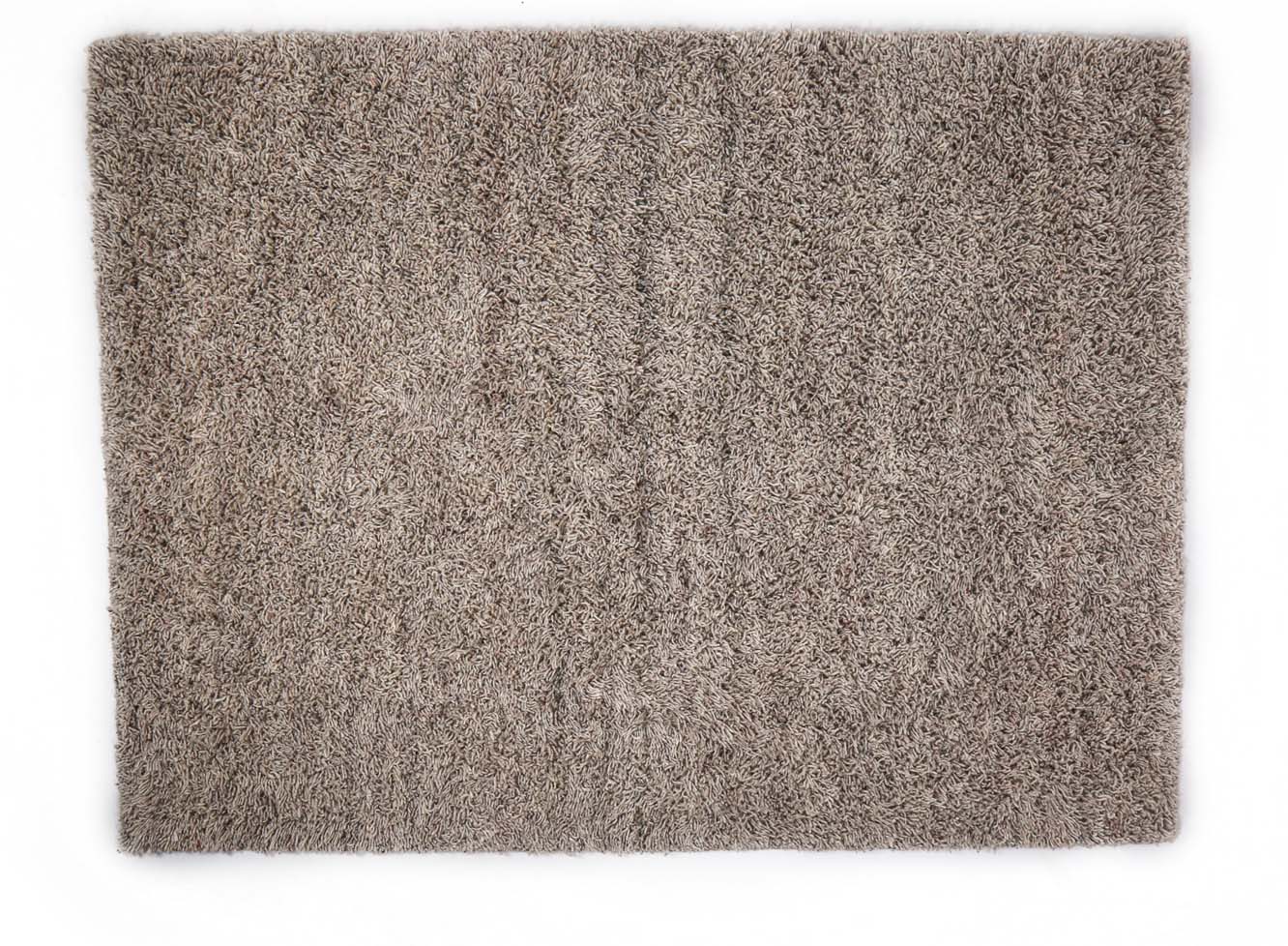 De Berbero Lungo Beige 101 170x230 is een rechthoekig shaggy vloerkleed met een zacht, gestructureerd oppervlak, van bovenaf gezien op een witte ondergrond.