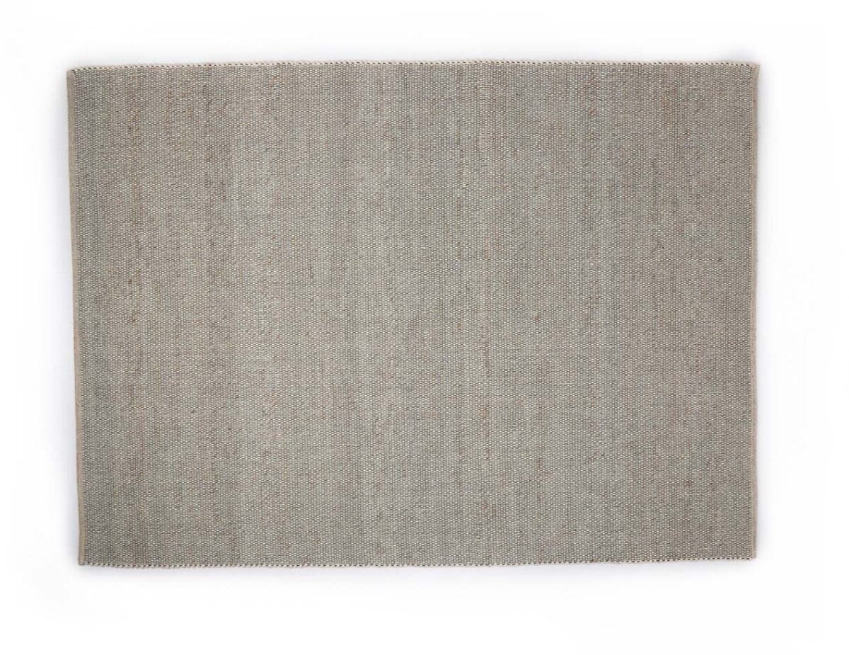 Het Bressano Light Beige 141 200x300 is een rechthoekig geweven tapijt in lichtbeige, met een eenvoudig effen dessin met subtiele textuur op een witte ondergrond.