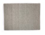 Het Bressano Light Beige 141 200x300 is een rechthoekig geweven tapijt in lichtbeige, met een eenvoudig effen dessin met subtiele textuur op een witte ondergrond.