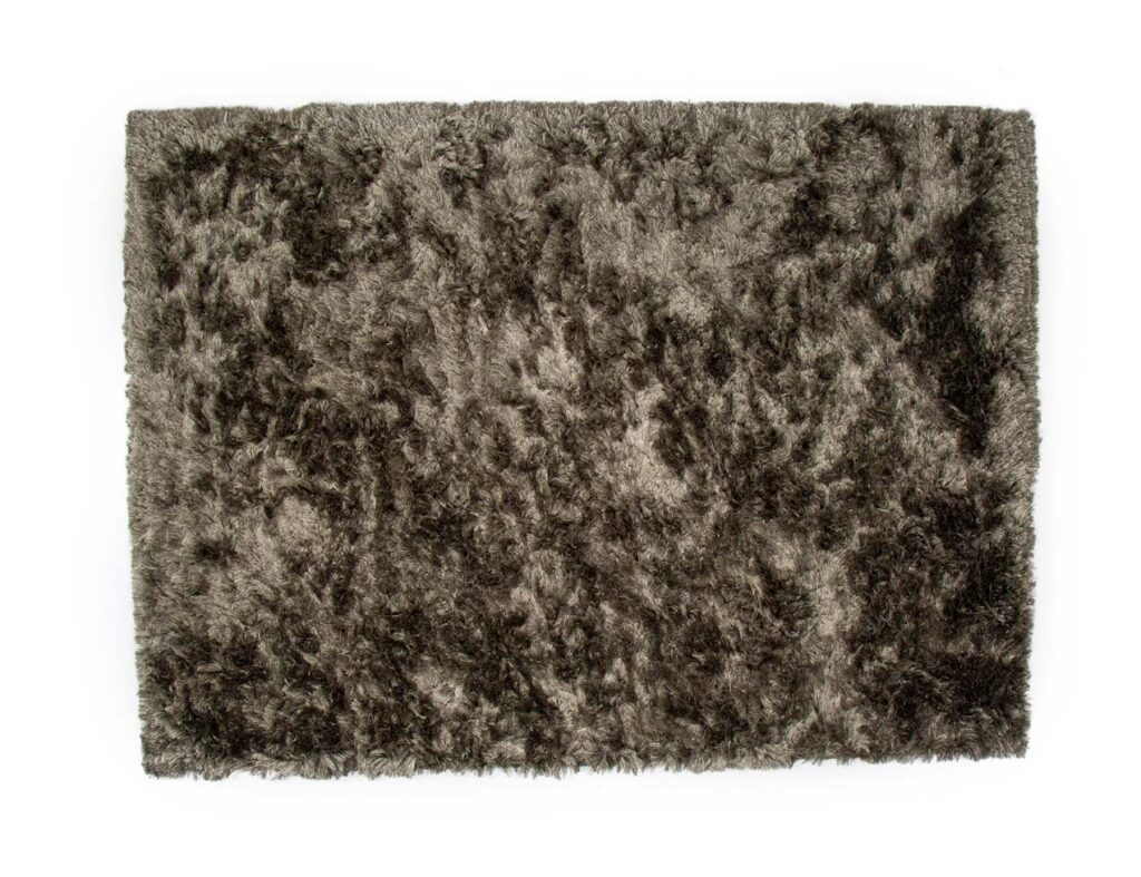 De Arezzo ST Hunter 421 170x230 is een rechthoekig, donkerbruin shaggy vloerkleed met een zacht, gestructureerd oppervlak, afgebeeld tegen een witte achtergrond.
