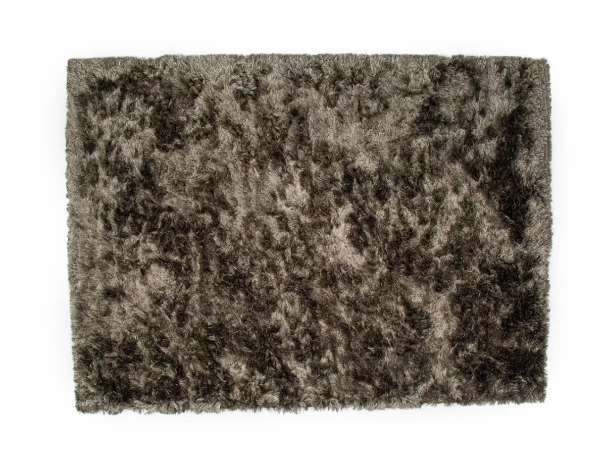 De Arezzo ST Hunter 421 170x230 is een rechthoekig, donkerbruin shaggy vloerkleed met een zacht, gestructureerd oppervlak, afgebeeld tegen een witte achtergrond.