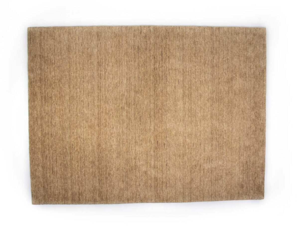 Het San Stefano Light Beige 07 200x300 is een rechthoekig vloerkleed in effen lichtbruin met een zacht, licht gestructureerd oppervlak op een witte ondergrond.