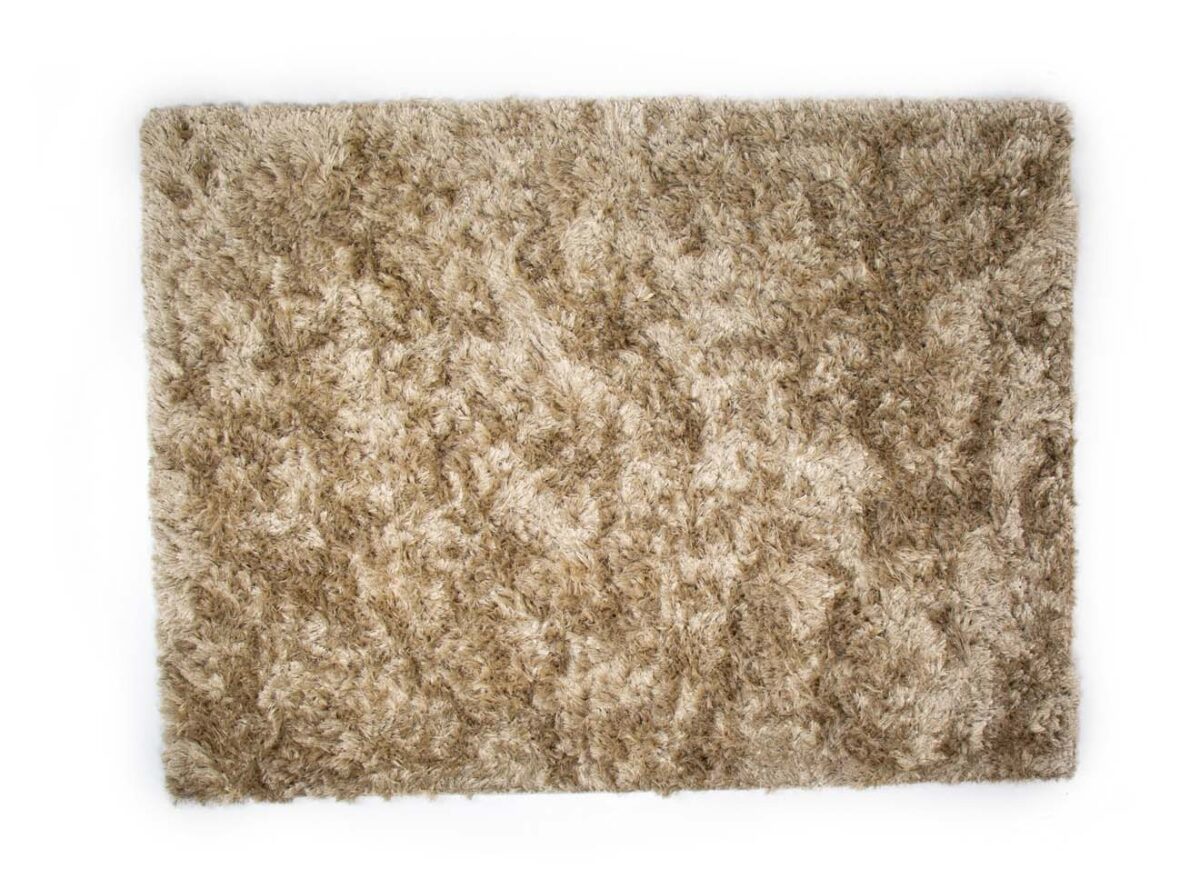 De Arezzo ST Silver 119 200x300 is een rechthoekig beige shaggy vloerkleed met een dikke, getextureerde pool op een witte ondergrond.