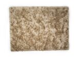 De Arezzo ST Silver 119 200x300 is een rechthoekig beige shaggy vloerkleed met een dikke, getextureerde pool op een witte ondergrond.