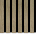 De Akupanel Eiken Naturel 60 x 60 cm Lattenwand Akoestische wandpanelen hebben verticale lichthouten latten die gelijkmatig zijn verdeeld met zwarte tussenruimtes en een effen zwarte achtergrond, waardoor een moderne, minimalistische look ontstaat.