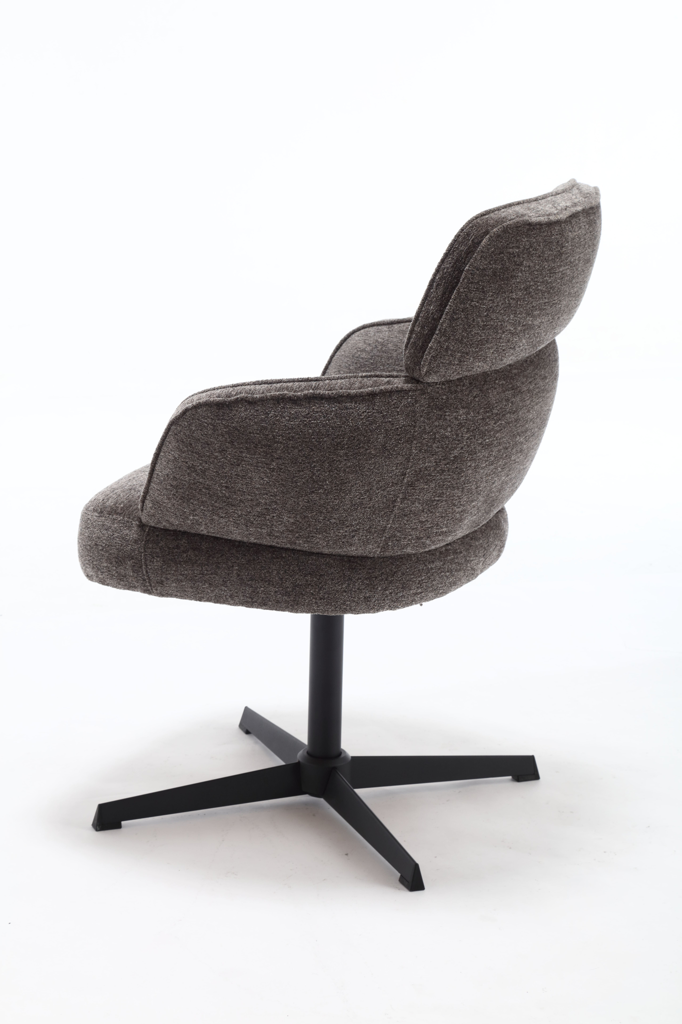 De Stoel July Picasso Charcoal Grey 9302 is een modern gestoffeerde bureaustoel met armleuningen en een zwart metalen onderstel met vier poten, schuin tegen een witte achtergrond.