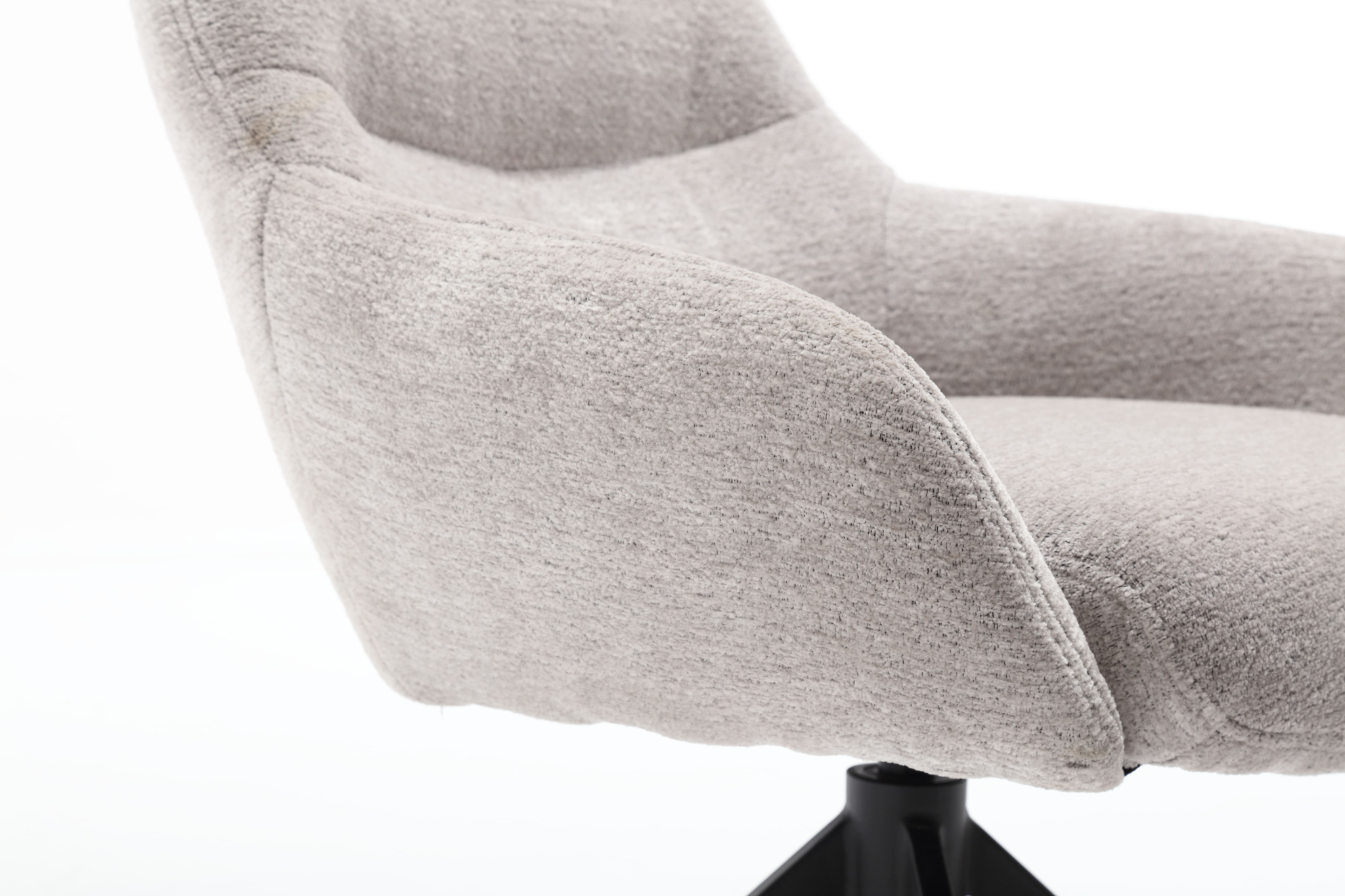 Een close-up van de Stoel July Picasso Silver Lining 9307 draaistoel met lichtgrijze bekleding en een zwart metalen onderstel tegen een witte achtergrond.
