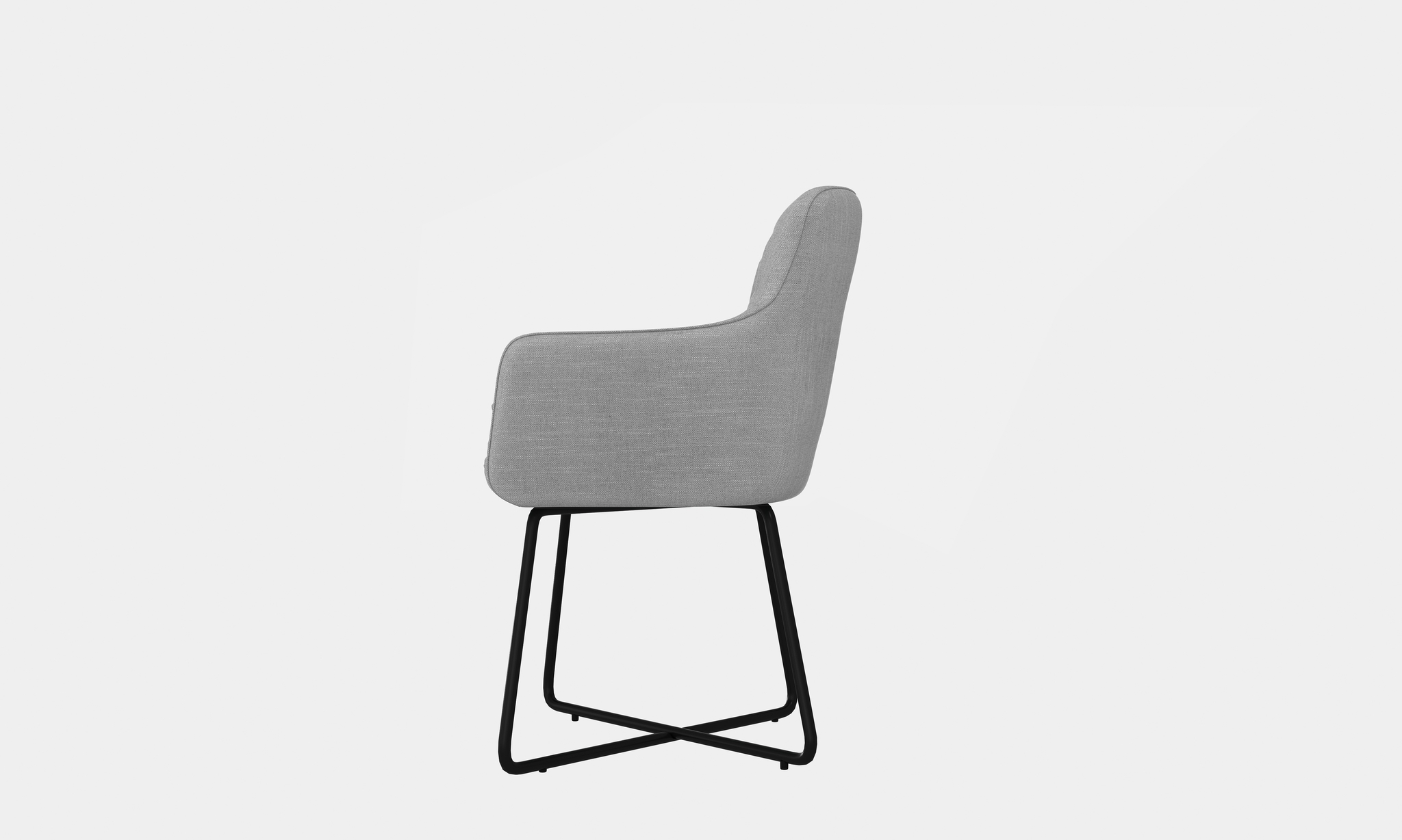 De Stoel Arne Bjorn Fabric Light Grey is een moderne stoel met een hoge rugleuning, slanke zwarte metalen sledepoten en lichtgrijze bekleding, afgebeeld in zijaanzicht tegen een effen witte achtergrond.