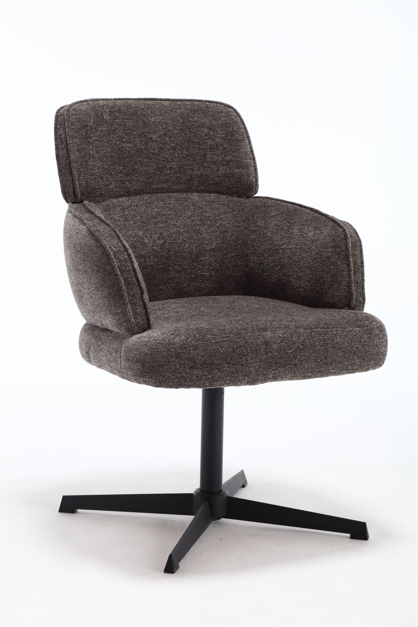 De Stoel Max Picasso Charcoal Grey is een moderne gestoffeerde bureaustoel met kussens in de zitting, rugleuning en armleuningen op een zwart metalen onderstel met vier poten, tegen een effen witte achtergrond.