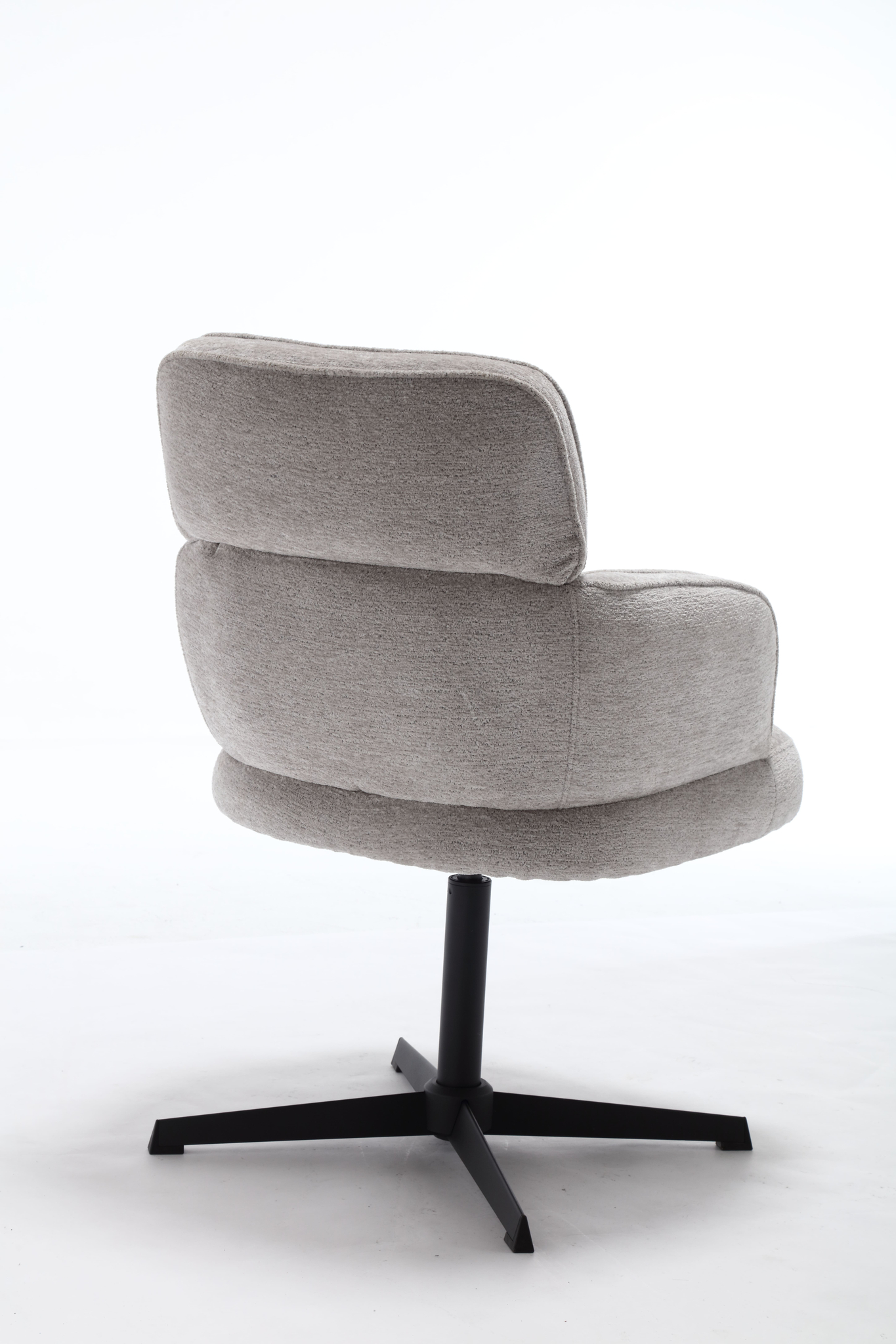 De Stoel Max Picasso Silver Lining is een moderne lichtgrijs gestoffeerde bureaustoel met een gecapitonneerde rugleuning en zitting en een zwart metalen onderstel, tegen een effen witte achtergrond.