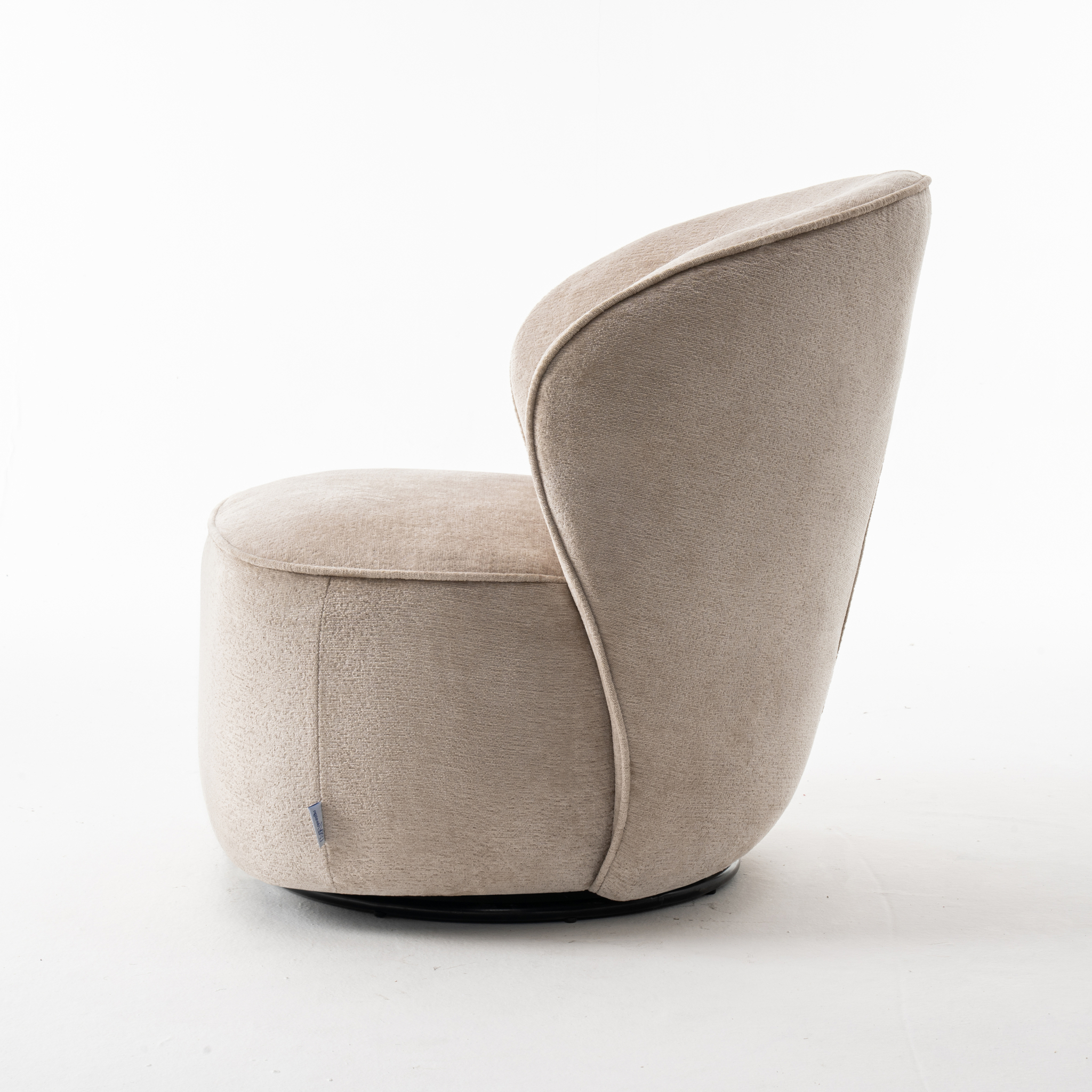De Sammy Draaifauteuil Stof Loris #05 Beige is een moderne draaistoel met beige bekleding, met een gebogen rugleuning en afgeronde zitting, vanaf de zijkant afgebeeld tegen een effen witte achtergrond.