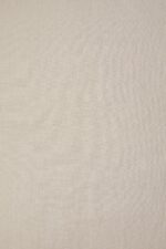 Een close-up van het Sierkussenhoes Scotty Taupe 50x50 cm toont de effen, lichtbeige stof met een subtiele geweven textuur. Het oppervlak ziet er glad en uniform uit, zonder zichtbare patronen of markeringen.