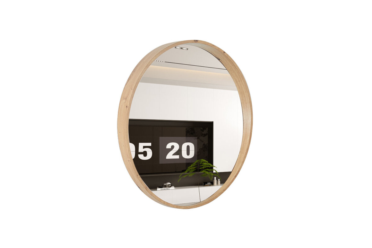 De Spiegel 'Roxy' 80x80 Oude eik (1c) is een ronde wandspiegel met een licht eikenhouten lijst, die een deel van een moderne kamer met een digitale klok, groene plant en witte kasten weerspiegelt.