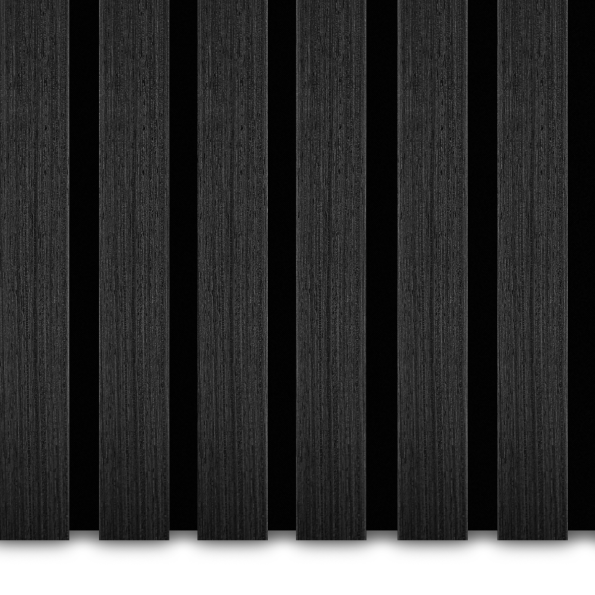 De Akupanel Eiken Zwart 60 x 60 cm Lattenwand Akoestische wandpanelen hebben gelijkmatig verdeelde verticale donkere houten latten op een zwarte achtergrond, waardoor een gestreept ontwerp ontstaat met contrasterende texturen en tinten.