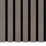 De Akupanel Eiken Walnoot 60 x 60 cm Lattenwand Akoestische wandpanelen hebben gelijkmatig verdeelde verticale houten latten op een effen zwarte achtergrond, wat een moderne gestreepte look geeft.