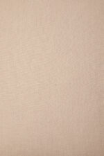 Een close-up van het Sierkussenhoes Scotty Nude 50x50 cm laat een effen beige stofoppervlak zien met een subtiele geweven textuur en zonder zichtbare patronen of dessins.