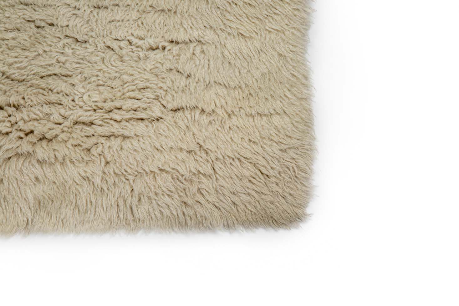 Een close-up van de hoek van het Merano Silver 012 170x230 getextureerde tapijt in beige tinten, getoond op een witte achtergrond.