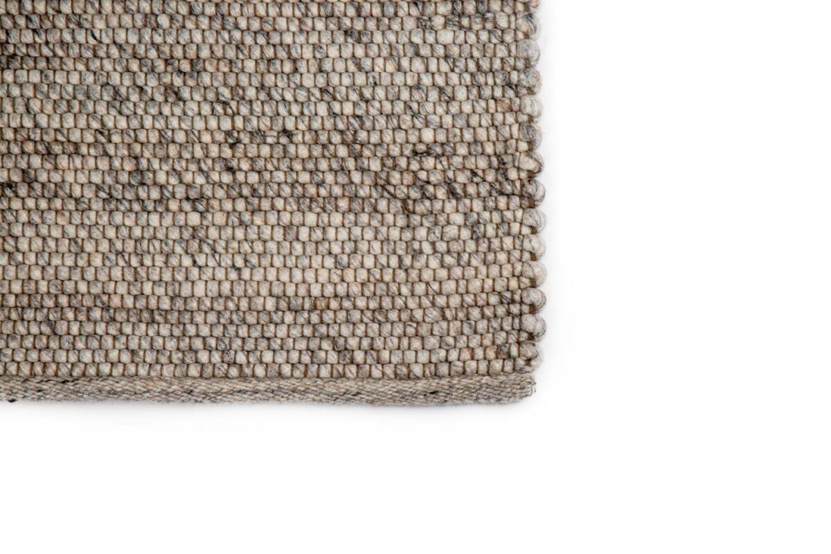 Close-up van het Verona ST Natural Grey 834 170x230 vloerkleed, met een rastervormig geweven patroon in neutrale beige en grijze tinten op een effen wit oppervlak.