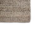 Close-up van het Verona ST Natural Grey 834 170x230 vloerkleed, met een rastervormig geweven patroon in neutrale beige en grijze tinten op een effen wit oppervlak.