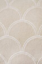 Close-up van Sierkussenhoes Jane 60x40 cm: heeft een gestructureerde stof met een herhalend schulppatroon in lichtbeige en crème, verhoogde lijnen en een zachte, fluweelachtige afwerking.