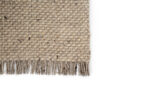 Een close-up van het Burano Light Grey 616-618 200x300 tapijt toont de gedetailleerde textuur en het weefpatroon, waarbij de randen met franjes zichtbaar zijn tegen een witte achtergrond.