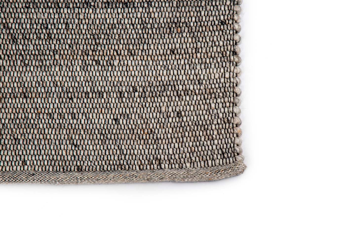 Close-up van de hoek van het Bressano Grey 834 170x230 vloerkleed, met een gestructureerd, strak gebreid patroon in bruine, beige en grijze tinten tegen een witte achtergrond.