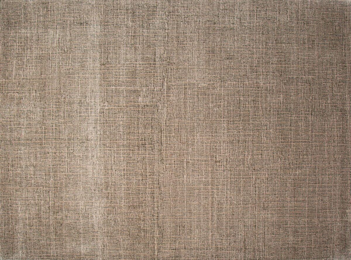 Een close-up van Rome Green 06 200x300 toont de getextureerde, grof geweven stof in lichtbruin en beige, met een subtiel kruisend draadpatroon en een licht oneffen oppervlak.